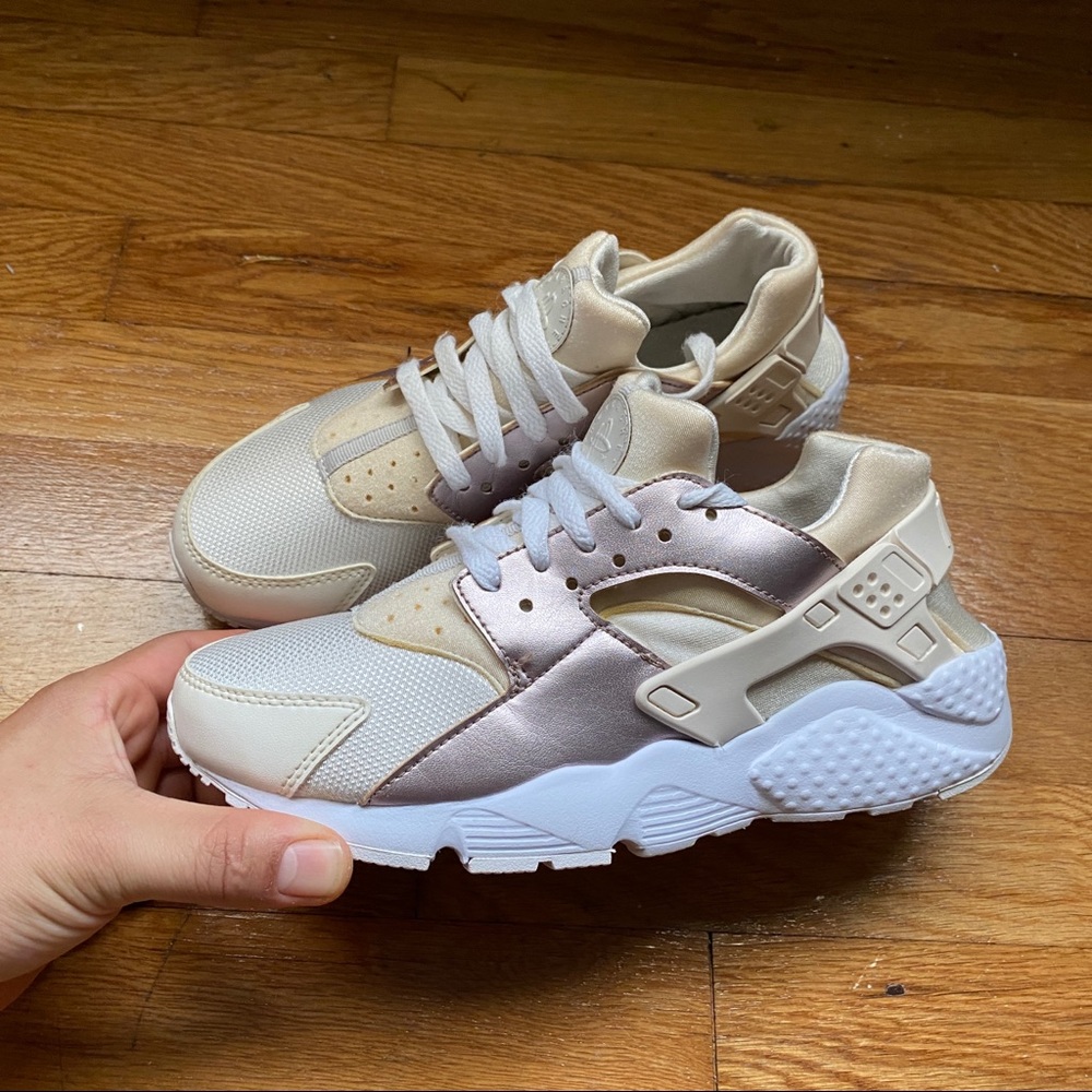 Women’s White Nike Huaraches Shoes